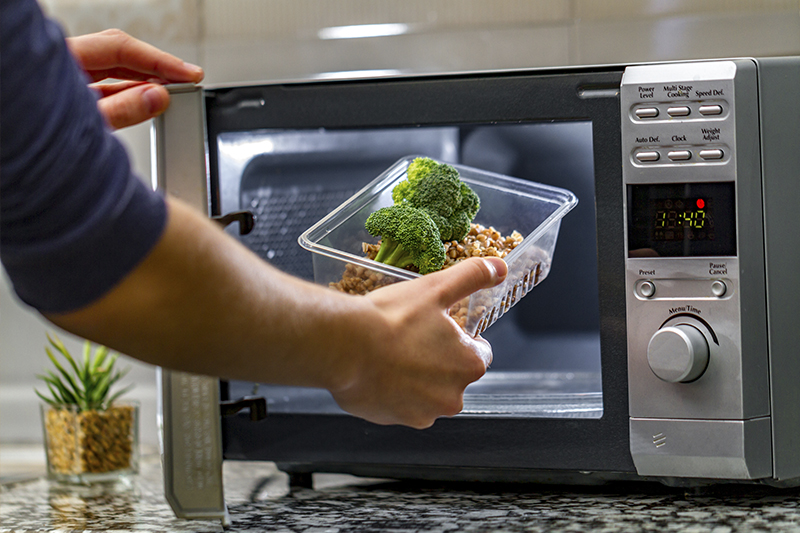 Posso aquecer alimentos em embalagem plástica no microondas?